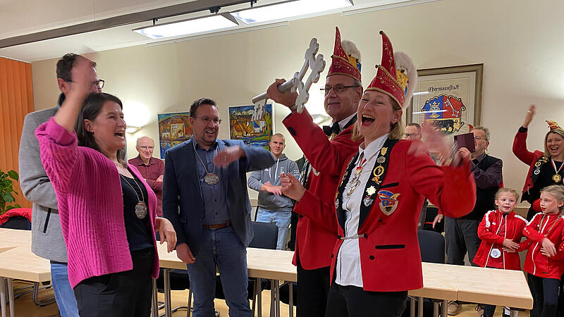 Faschingsstart in Ebermannstadt: Die Narren übernehmen das Rathaus.