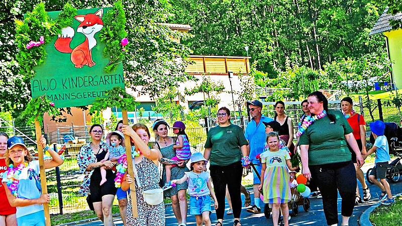 Bei einem Umzug gingen die „Schlauen Füchse“ vom Kindergarten zum Mehrzweckgebäude. Werner Knoth Bei einem Umzug gingen die „Schlauen Füchse“ vom Kindergarten zum Mehrzweckgebäude. Werner Knoth