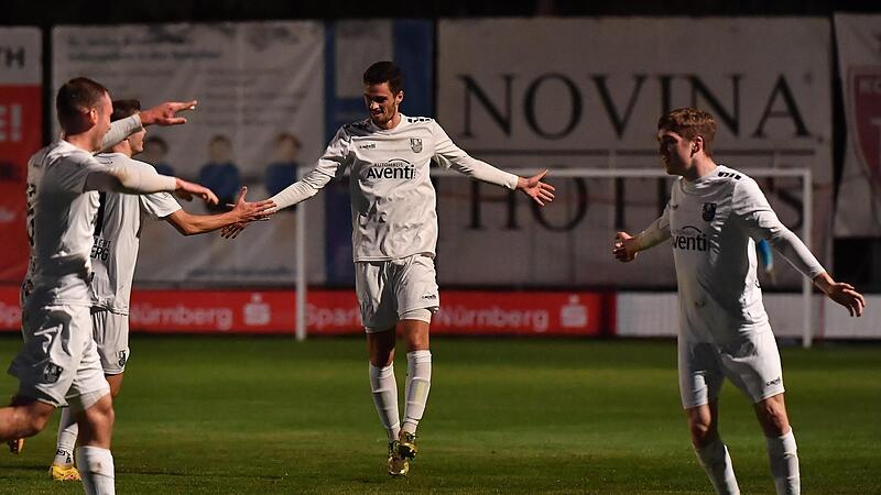 Philipp Hack (r.), Torschütze zum 1:0 gegen den TSV Kornburg, lässt sich von den Teamkollegen feiern.