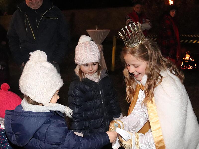 Auch heuer wird es wieder besinnlich bei der Schlossweihnacht in Adelsdorf. Auf unserem Archivbild verteilt das Christkind Geschenke.
