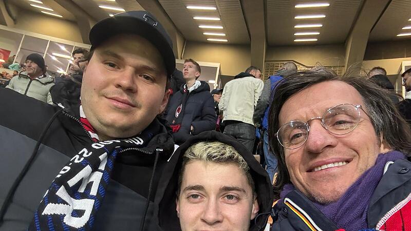 Francesco Biondolillo (rechts) mit seinen beiden S&ouml;hnen Rocco und Julian im Stadion.