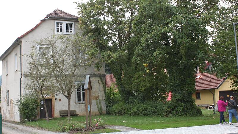 Das Museumsgeb&auml;ude in Klosterlangheim zeigt Feuchtigkeitssch&auml;den. Dennoch es ist ein schmuckes Denkmal-Haus mit Garten.