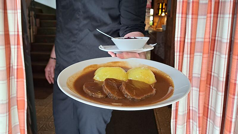 Seit Januar gelten in der Gastronomie wieder 19 statt 7 Prozent Mehrwertsteuer. Doch wie viel lassen sich G&auml;ste den Sauerbraten noch kosten?