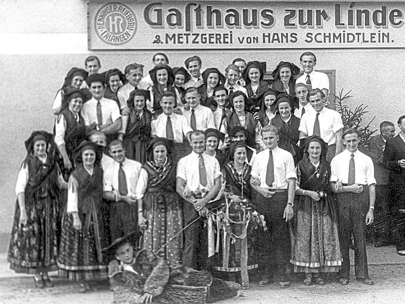 Die Effeltricher Kerwaburschen mit ihren M&auml;dchen beim Betzenaustanzen, vermutlich 1948 vor dem Gasthaus &bdquo;Zur Linde&ldquo;, das bis heute besteht. In der ersten Reihe ist das zweite Paar von rechts Maria Margareta Derfu&szlig; mit ihrem Tanzpartner Otto Heilmann.