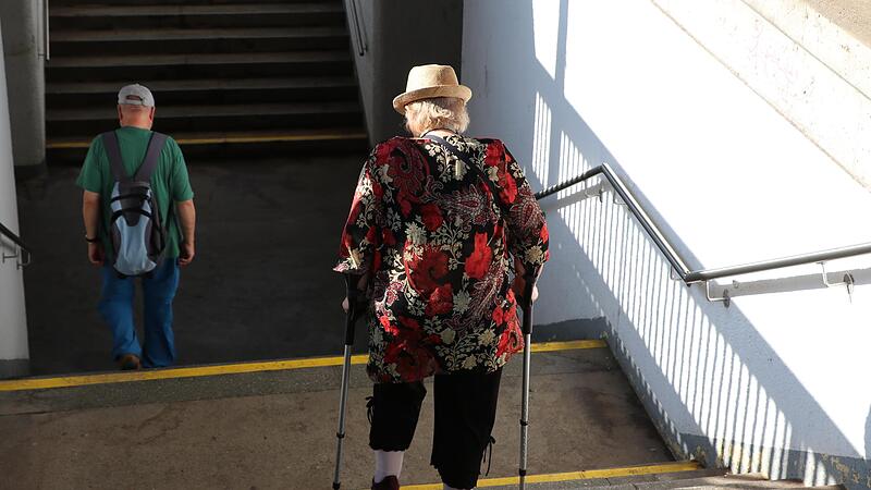 Der Kronacher Bahnhof ist ein schwieriges Terrain f&uuml;r Menschen mit k&ouml;rperlichen Einschr&auml;nkungen. Aber auch Kinderwagen und Fahrr&auml;der kann man nicht problemlos ans Gleis schaffen.