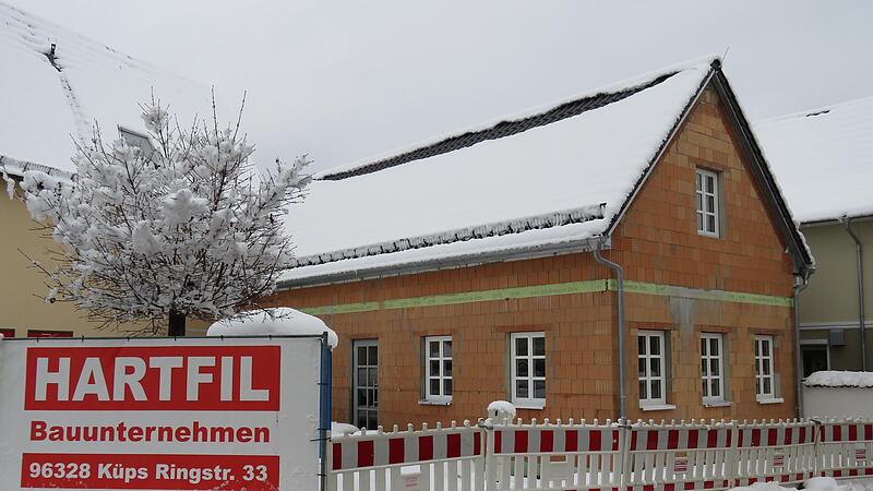 Der Rohbau, das Dach und auch Fenster und T&uuml;ren sind bereits im Neubau &bdquo;Am Plan 2&ldquo; in K&uuml;ps fertiggestellt.