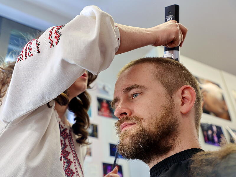 Eric Wehlan Glatze 7 Eric Wehlan lässt sich für eine Produktion am Theater die Haare scheren.