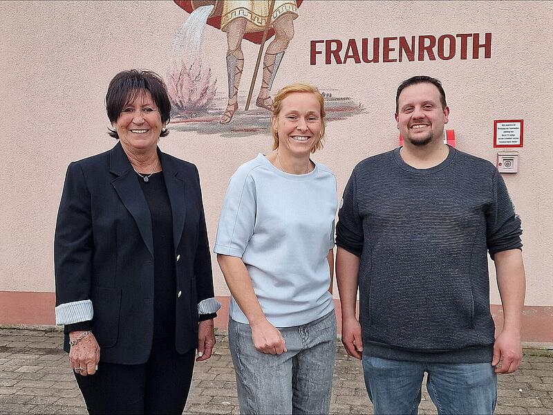 Die stellvertretende B&uuml;rgermeisterin Silvia Metz (links) begl&uuml;ckw&uuml;nschte Jessica Jenischta (Mitte) zur Wahl als Ortssprecherin. Rechts ihr Vorg&auml;nger Markus Alles, der Frauenroth 18 Jahre lang vertreten hat.