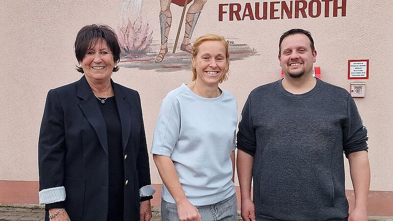 Die stellvertretende B&uuml;rgermeisterin Silvia Metz (links) begl&uuml;ckw&uuml;nschte Jessica Jenischta (Mitte) zur Wahl als Ortssprecherin. Rechts ihr Vorg&auml;nger Markus Alles, der Frauenroth 18 Jahre lang vertreten hat.