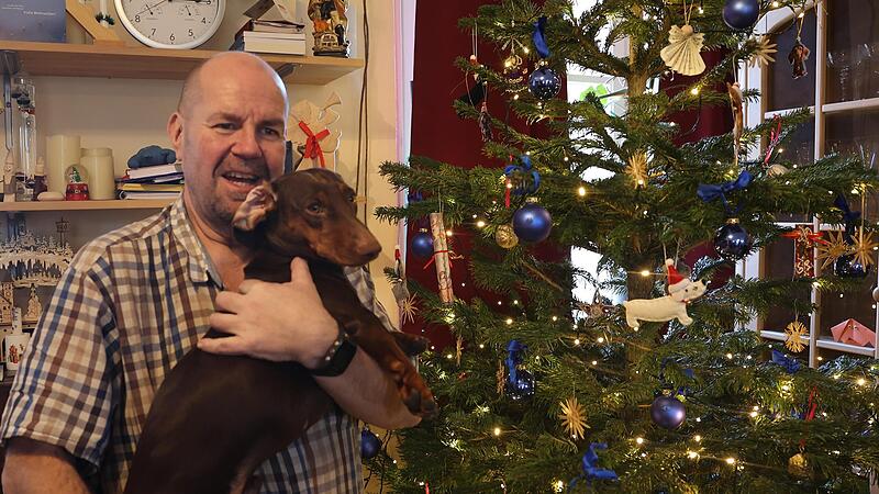 Pfarrer Christian Schmidt mit seinem &bdquo;Weihnachtsdackel&ldquo; Rudi