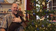 Pfarrer Christian Schmidt mit seinem &bdquo;Weihnachtsdackel&ldquo; Rudi