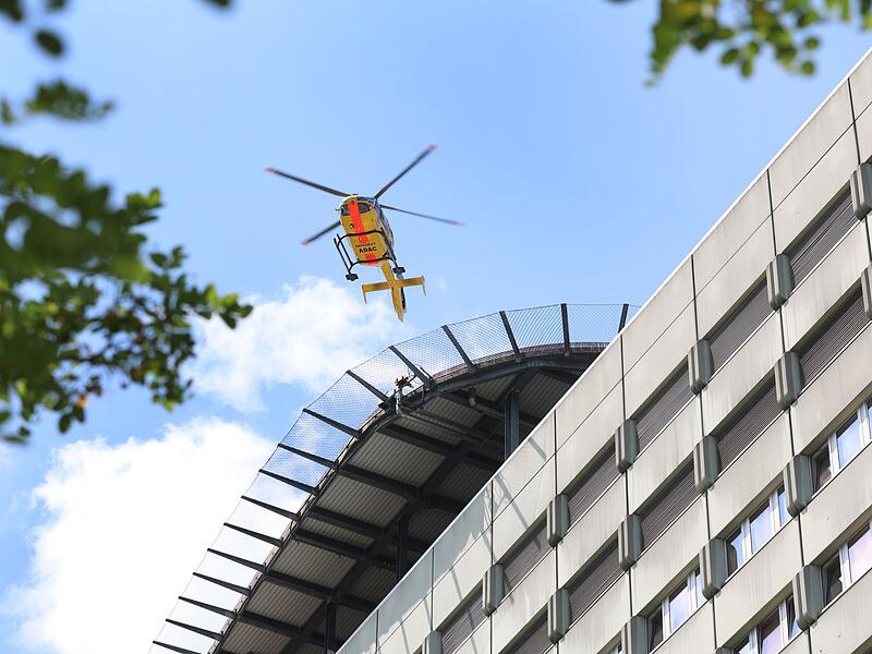 Rettungshubschrauber startet vom Klinikdach