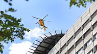 Rettungshubschrauber startet vom Klinikdach
