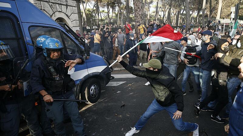 Protestteilnehmer und Polizisten stießen während einer Demonstration gegen den Corona-Gesundheitspass aufeinander. Nach Angaben von italienischen Medien waren Anführer der rechtsextremen Partei Forza Nuova beteiligt.