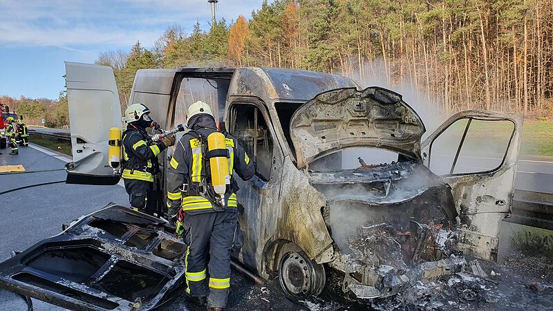 Die Familie hatte Glück und konnte sich noch rechtzeitig retten. Infolge eines Auffahrunfalls mit drei beteiligten Fahrzeugen ist ihr Kleintransporter komplett ausgebrannt. Die Familie hatte Glück und konnte sich noch rechtzeitig retten. Infolge eines Auffahrunfalls mit drei beteiligten Fahrzeugen ist ihr Kleintransporter komplett ausgebrannt.