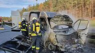 Die Familie hatte Gl&uuml;ck und konnte sich noch rechtzeitig retten. Infolge eines Auffahrunfalls mit drei beteiligten Fahrzeugen ist ihr Kleintransporter komplett ausgebrannt.