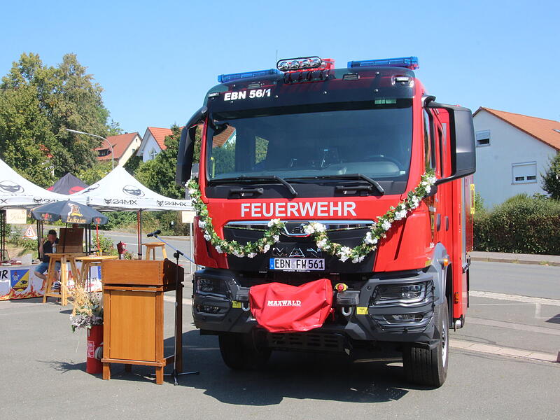 Die Feuerwehr Ebern hat ihren neuen Ger&auml;tewagen Logistik eingeweiht.