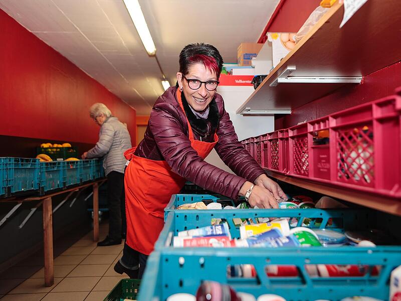Debrah Neser sortiert Waren f&uuml;r die Tafel Burgebrach.