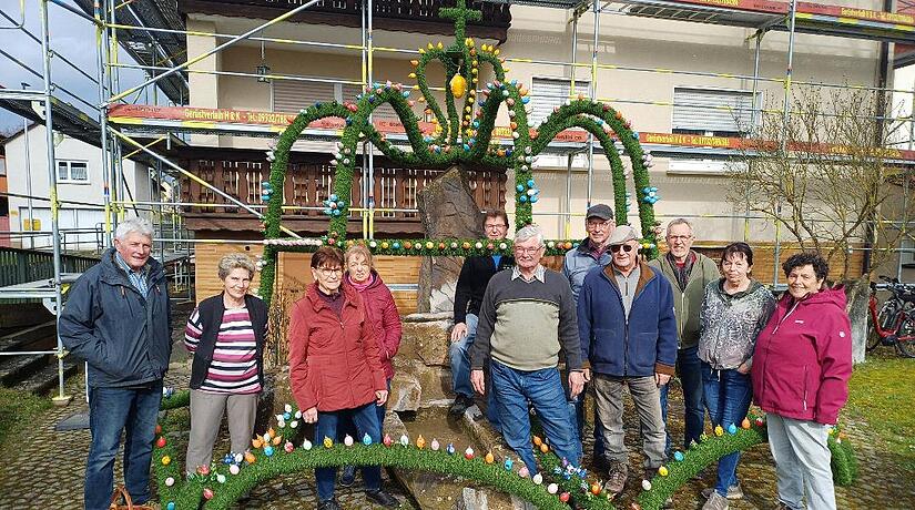 Flei&szlig;ige Helfer bei der Aufstellung der diesj&auml;hrigen Osterkrone.