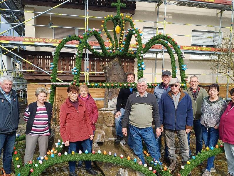 Flei&szlig;ige Helfer bei der Aufstellung der diesj&auml;hrigen Osterkrone.