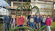Flei&szlig;ige Helfer bei der Aufstellung der diesj&auml;hrigen Osterkrone.