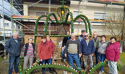 Fleißige Helfer bei der Aufstellung der diesjährigen Osterkrone. Fleißige Helfer bei der Aufstellung der diesjährigen Osterkrone.