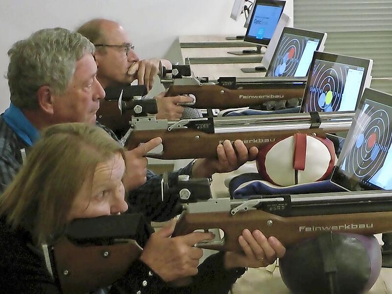 Vorstand Johannes Pieger (hinten), Alain Lyonnet (Mitte, Gesamtleiter franz&ouml;sischer Sportaustausch), &Ecirc;dwige Farineau.