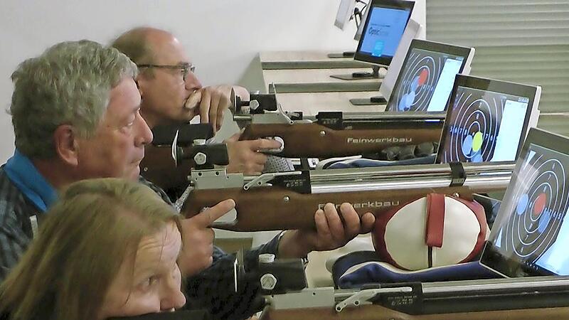 Vorstand Johannes Pieger (hinten), Alain Lyonnet (Mitte, Gesamtleiter franz&ouml;sischer Sportaustausch), &Ecirc;dwige Farineau.