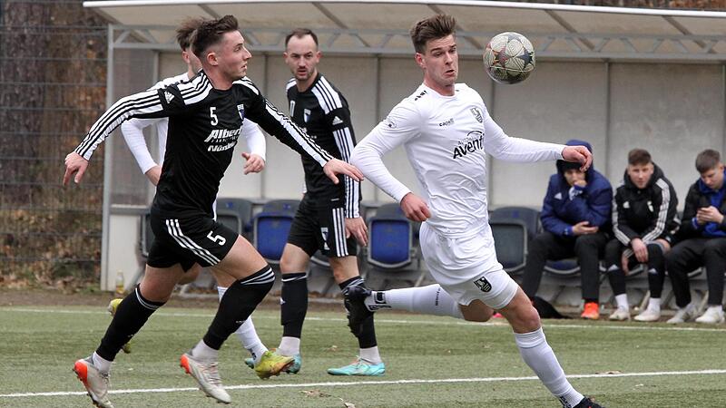 In der Vorbereitung bestritt der FC Eintracht Bamberg um Johannes Gebhart (re.) auf dem Kunstrasenplatz ein Testspiel gegen die SpVgg Jahn Forchheim. Auch das erste Bayernliga-Spiel des neuen Jahres gegen den TSV Abtswind am Samstag (14 Uhr) wird ...