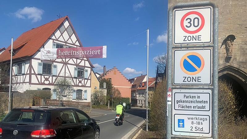 Bei der Einfahrt zur Stadt stehen mehrere Verkehrszeichen. Rechts vor links gilt ohnehin immer, wenn es die Regelung nicht durch ein Verkehrszeichen oder durch bauliche Gegebenheiten aufgehoben wird. Bei der Einfahrt zur Stadt stehen mehrere Verkehrszeichen. Rechts vor links gilt ohnehin immer, wenn es die Regelung nicht durch ein Verkehrszeichen oder durch bauliche Gegebenheiten aufgehoben wird.