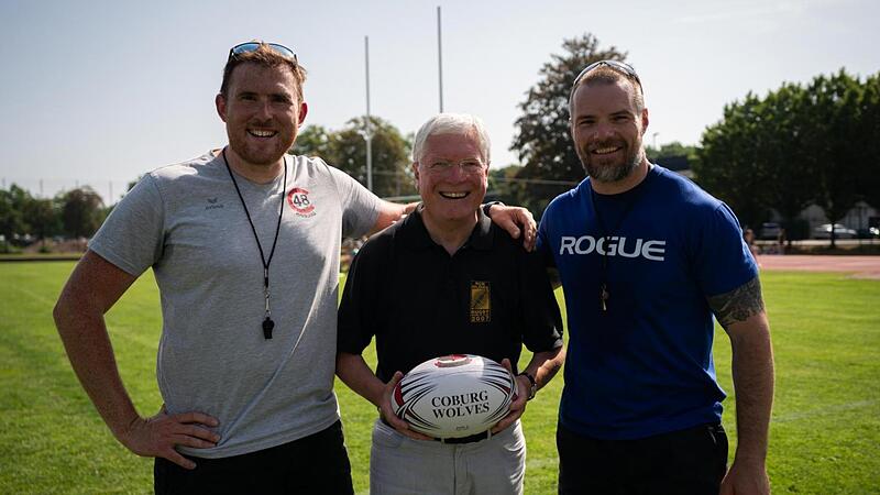 Freuen sich auf die WM (v.l.): Jugendleiter und Trainer Maxime Pommepuy, Abteilungsleiter und Trainer Franz Josef Roth sowie Assistenz-Trainer John Egan von den Coburg Wolves. Freuen sich auf die WM (v.l.): Jugendleiter und Trainer Maxime Pommepuy, Abteilungsleiter und Trainer Franz Josef Roth sowie Assistenz-Trainer John Egan von den Coburg Wolves.