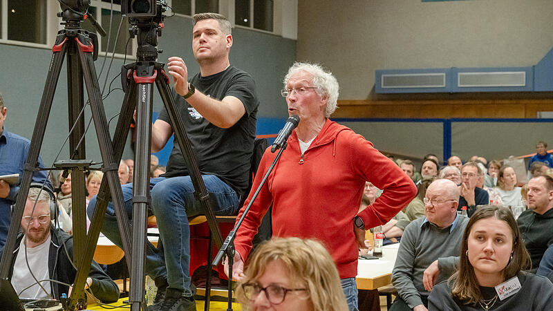 Podiumsdiskussion „Wer folgt als Bürgermeister auf Jochen Vogel?“ der Mainpost und der Saale-Zeitung in Bad Brückenau am 18.04.2024. Peter Probeck, am Mikro, stellt den Bürgermeisterkandidaten eine Frage. Podiumsdiskussion „Wer folgt als Bürgermeister auf Jochen Vogel?“ der Mainpost und der Saale-Zeitung in Bad Brückenau am 18.04.2024. Peter Probeck, am Mikro, stellt den Bürgermeisterkandidaten eine Frage.