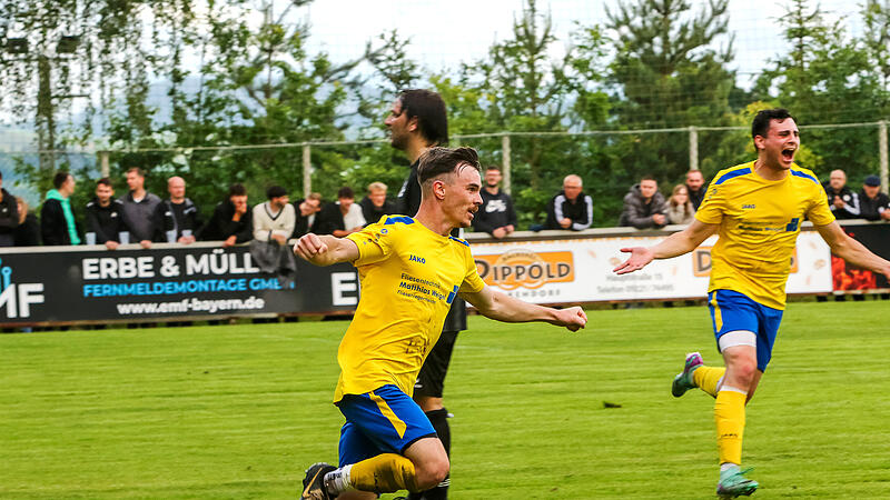 Der Wartenfelser Sascha Graf jubelt über einen Treffer. Der Wartenfelser Sascha Graf jubelt über einen Treffer.