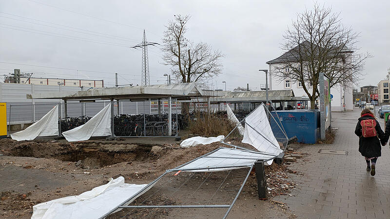 Die alte Baracke ist weg. Anstelle des gro&szlig;en Lochs entsteht ein Wertstoff-Sammelhof f&uuml;r die Mieter des Bahnhofsgeb&auml;udes, so informiert die Deutsche Bahn.