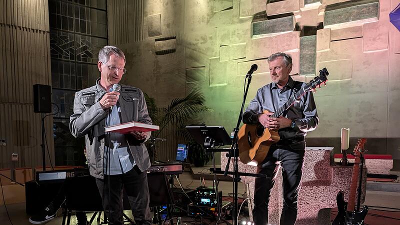 Bernd Keller (Ehe- und Familienseelsorger) dankte Albert Frey für das Passionskonzert, das anlässlich des 10-jährigen Jubiläums "Unsere Gute Nachricht" stattfand. Bernd Keller (Ehe- und Familienseelsorger) dankte Albert Frey für das Passionskonzert, das anlässlich des 10-jährigen Jubiläums "Unsere Gute Nachricht" stattfand.