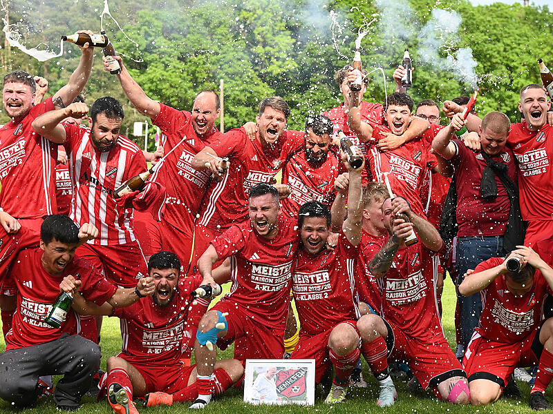 Der TSV Hemhofen feiert den Aufstieg in die Kreisklasse. Mit dabei: Ein Foto ihres im März verstorbenen Trainers Steffan Stamm. Der TSV Hemhofen feiert den Aufstieg in die Kreisklasse. Mit dabei: Ein Foto ihres im März verstorbenen Trainers Steffan Stamm.