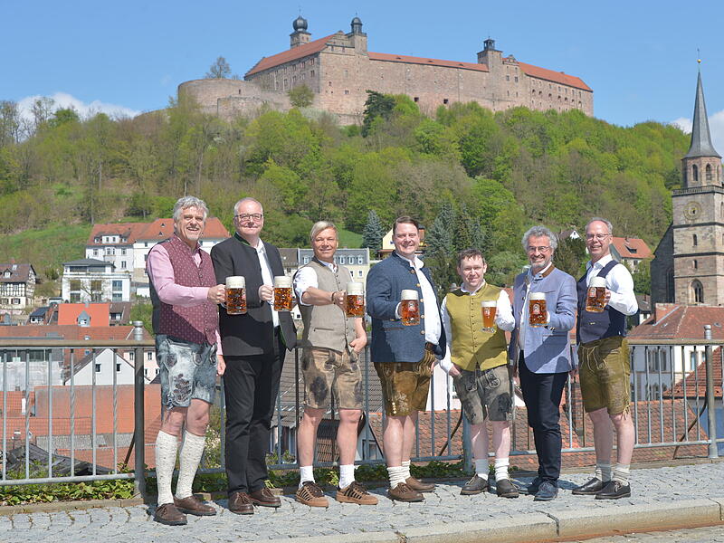 Voller Vorfreude auf die Jubil&auml;umsbierwoche (von links): Thorsten M&uuml;ller, Regionalverkaufsleiter Kulmbacher Brauerei, Matthias Wuschek, Festwirt Kulmbacher-Ecke, J&uuml;rgen St&uuml;binger, Festwirt EKU-Ecke, Felix Glaser, Festwirt M&ouml;nchshof-Ecke, Volker Pausch, Festwirt Kapuziner-Ecke, Michael Schmid, Projektleiter Bierwoche bei der Kulmbacher Brauerei und Stefan Popp, Gebietsverkaufsleiter Kulmbacher Brauerei.