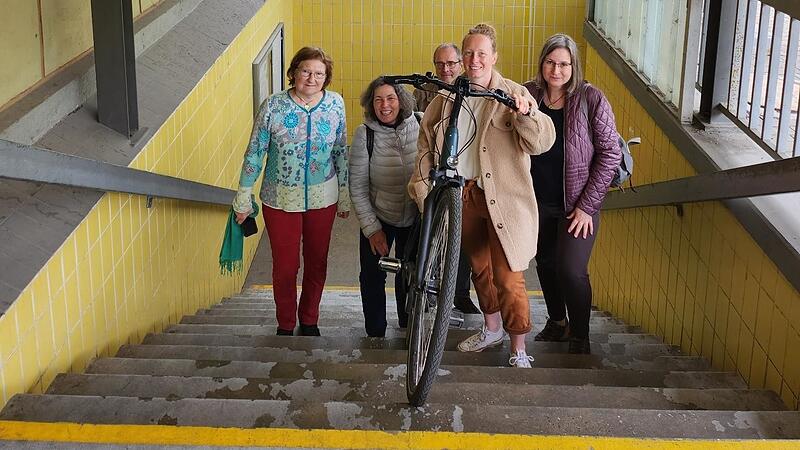 Die mangelnde Barrierefreiheit am Kitzinger Bahnhof demonstrierte j&uuml;ngst eine Delegation der Gr&uuml;nen mit (von links) Christa B&uuml;ttner, Kerstin Celina, Julian Glienke, Eva-Maria-St&ouml;cklein und Eva Trapp.