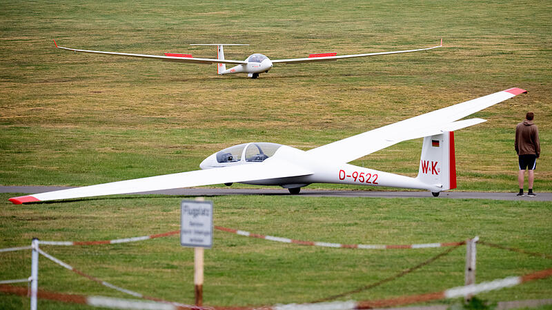 Ein Segelflugzeug landet auf dem Flugplatz auf der Wasserkuppe.