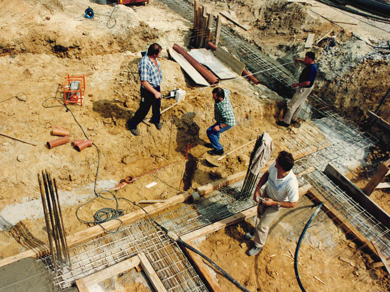 Beim Bau des katholischen Pfarrzentrums in G&ouml;&szlig;weinstein