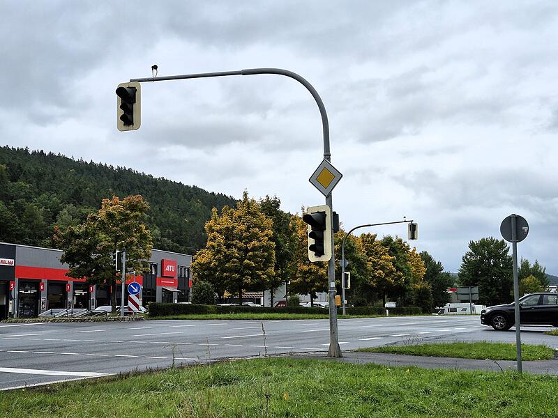 Die Ampelanlage an der B 85 im Bereich der Gewerbegebiete Neuseser Wog und Fröschbrunn in Kronach ist defekt.