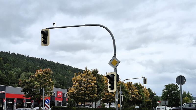 Die Ampelanlage an der B 85 im Bereich der Gewerbegebiete Neuseser Wog und Fr&ouml;schbrunn in Kronach ist defekt.