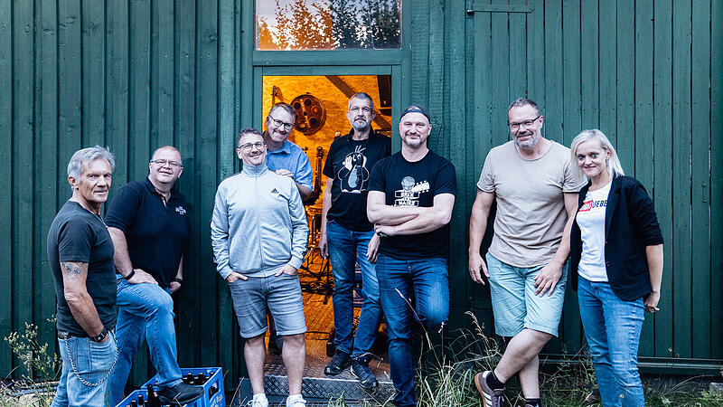 Die Kultband Rh&ouml;ner Bluat mit Uto Schmitt, Daniel Rossmann, Heiko Geschwindner, Frank Brixel, Thomas Rockenzahn, Frank Schmitt, Christian Zinn und Nicole Dippold (von links, es fehlt Markus Barthel) probt schon f&uuml;r ihr Comeback.