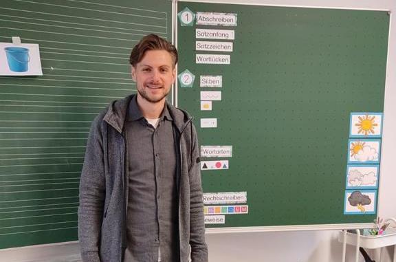 Ex-Profi Florian Trinks hat den Fu&szlig;ballplatz gegen das Klassenzimmer eingetauscht.