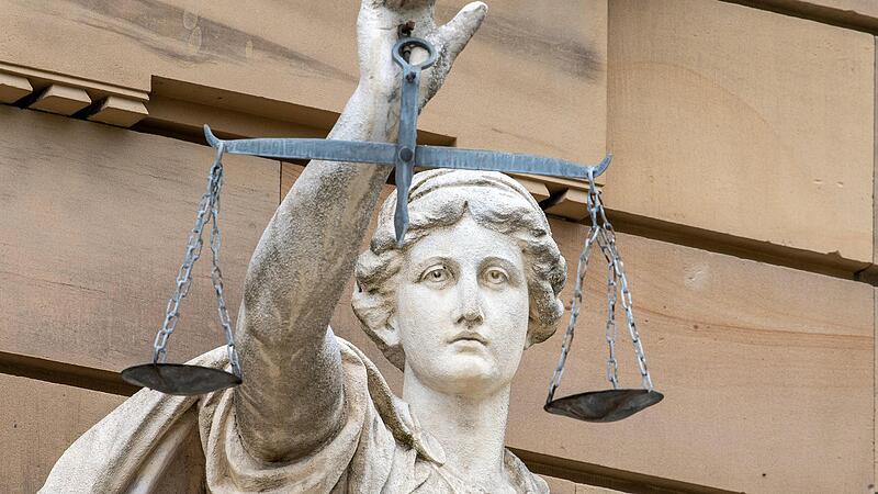 Statue der Göttin Justitia: Am Kissinger Amtsgericht musste sich ein 25-Jähriger wegen Volksverhetzung verantworten. Statue der Göttin Justitia: Am Kissinger Amtsgericht musste sich ein 25-Jähriger wegen Volksverhetzung verantworten.