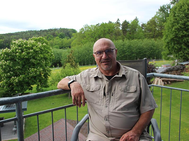 Knut Morgenroth auf dem Balkon seines Hauses in Schneckenlohe. Der ehemalige B&uuml;rgermeister blickt von dort aus auf die Pappelplantage, mit der die Gemeinde eine Senkung des Nitratgehalts im Boden anstrebt und nebenschnell nachwachsenden Rohstoff g...