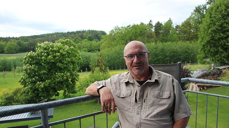 Knut Morgenroth auf dem Balkon seines Hauses in Schneckenlohe. Der ehemalige Bürgermeister blickt von dort aus auf die Pappelplantage, mit der die Gemeinde eine Senkung des Nitratgehalts im Boden anstrebt und nebenschnell nachwachsenden Rohstoff g... Knut Morgenroth auf dem Balkon seines Hauses in Schneckenlohe. Der ehemalige Bürgermeister blickt von dort aus auf die Pappelplantage, mit der die Gemeinde eine Senkung des Nitratgehalts im Boden anstrebt und nebenschnell nachwachsenden Rohstoff g...