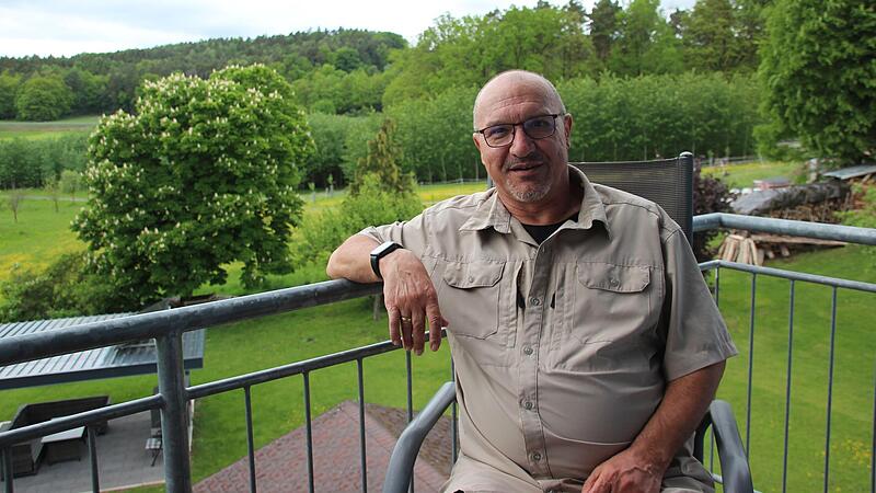 Knut Morgenroth auf dem Balkon seines Hauses in Schneckenlohe. Der ehemalige B&uuml;rgermeister blickt von dort aus auf die Pappelplantage, mit der die Gemeinde eine Senkung des Nitratgehalts im Boden anstrebt und nebenschnell nachwachsenden Rohstoff g...