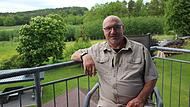 Knut Morgenroth auf dem Balkon seines Hauses in Schneckenlohe. Der ehemalige B&uuml;rgermeister blickt von dort aus auf die Pappelplantage, mit der die Gemeinde eine Senkung des Nitratgehalts im Boden anstrebt und nebenschnell nachwachsenden Rohstoff g...