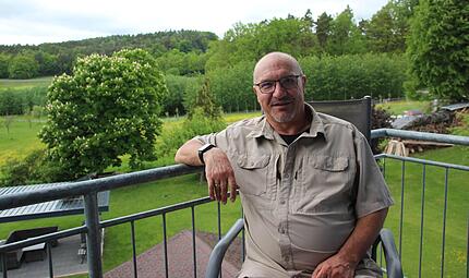 Knut Morgenroth auf dem Balkon seines Hauses in Schneckenlohe. Der ehemalige B&uuml;rgermeister blickt von dort aus auf die Pappelplantage, mit der die Gemeinde eine Senkung des Nitratgehalts im Boden anstrebt und nebenschnell nachwachsenden Rohstoff g...